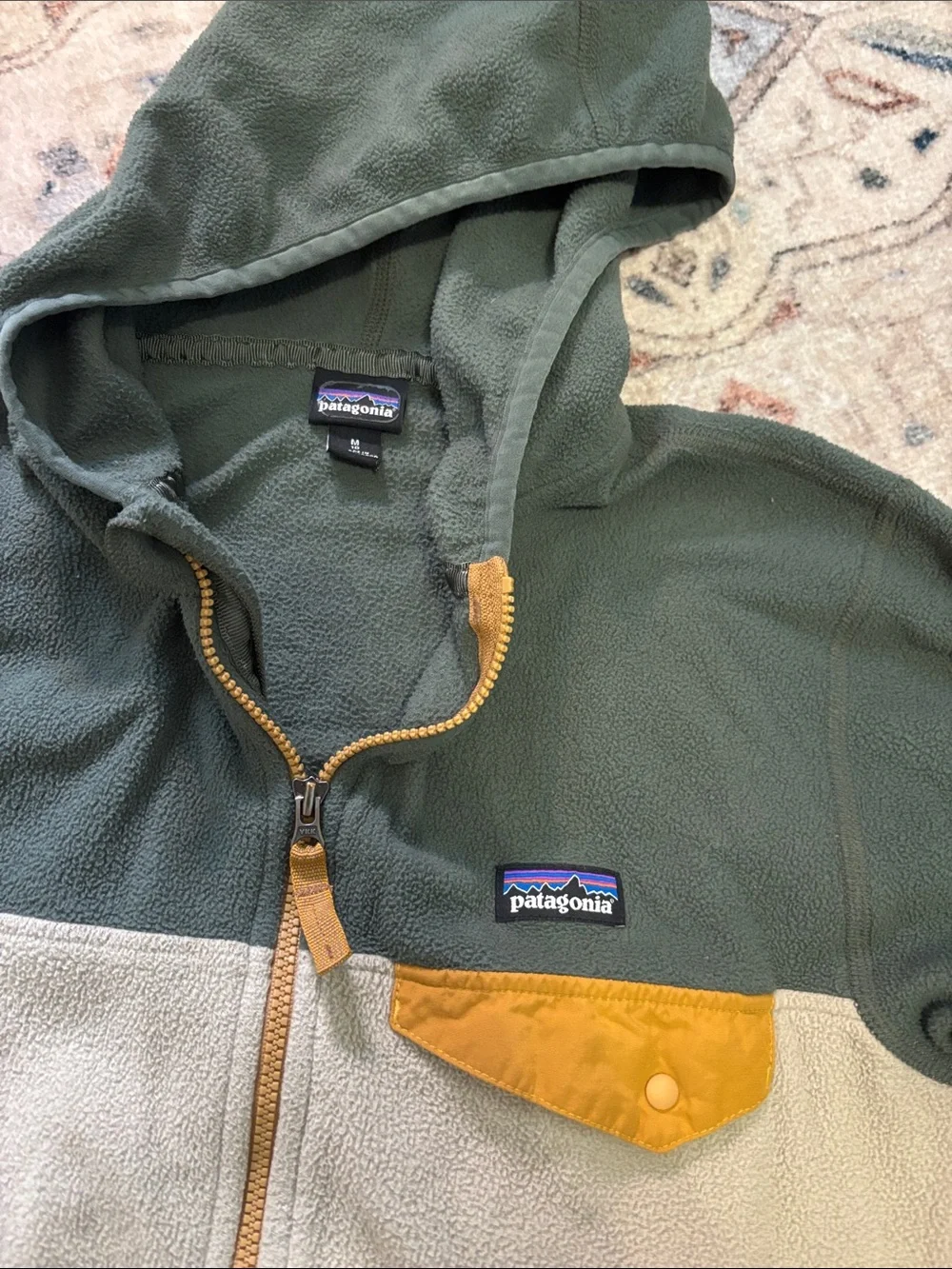 Patagonia kids Two-Tone Green and Tan Full-Zip Hooded Fleece, size 10